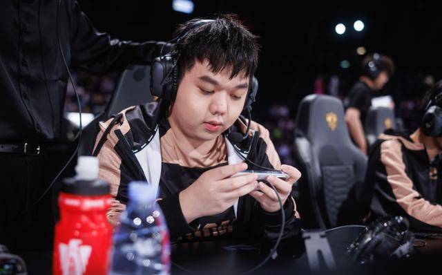 年总租借规则公布，AG坦然基本锁，狼队有意樱花，久哲久酷团聚？