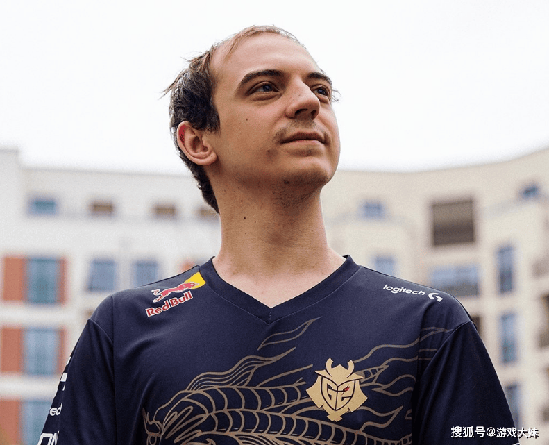 G2战队来得太早了,拳头还没准备训练地,被拍到在天津网吧里训练